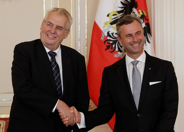 Český prezident Miloš Zeman (vľavo) a rakúsky prezidentský kandidát Norbert Hofer