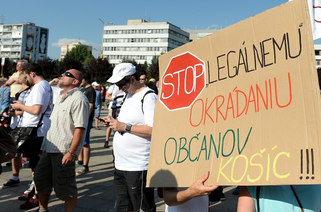 Ostrý protest občianskej iniciatívy Nezaplatím EEI ani cent - občianska neposlušnosť pred Magistrátom mesta Košice