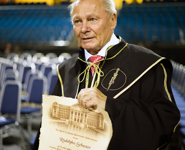 Titulom čestný občan (Civis honoris causa) ocenila v nedeľu 11. septembra 2016 Debrecínska univerzita na slávnostnom otvorení nového akademického roka bývalého prezidenta SR Rudolfa Schustera