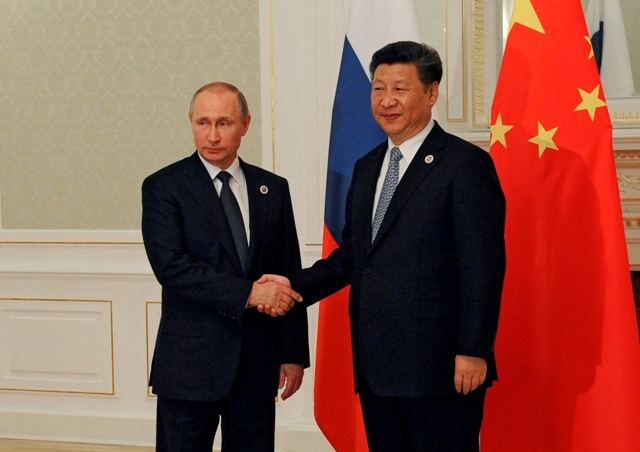 Na snímke zľava ruský prezident Vladimir Putin a čínsky prezident Si Ťin-pching