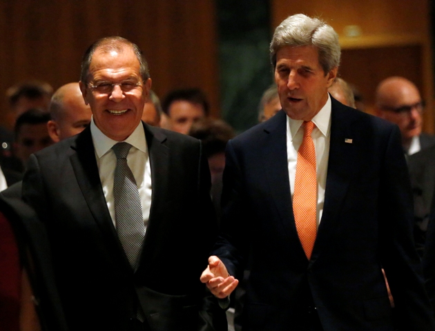 Na snímke vpravo americký minister zahraničných vecí John Kerry a vľavo jeho ruský rezortný partner Sergej Lavrov