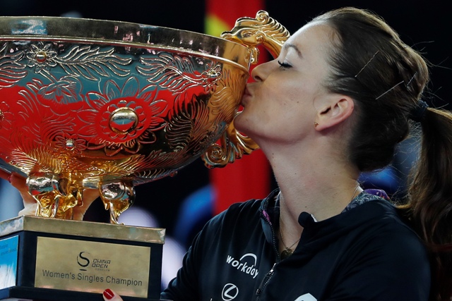 Na snímke poľská tenistka Agnieszka Radwaňská bozkáva pohárovú trofej po tom, ako vyhrala turnaj WTA v čínskom Pekingu
