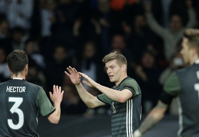 Na snímke nemecký hráč Toni Kroos (v strede)