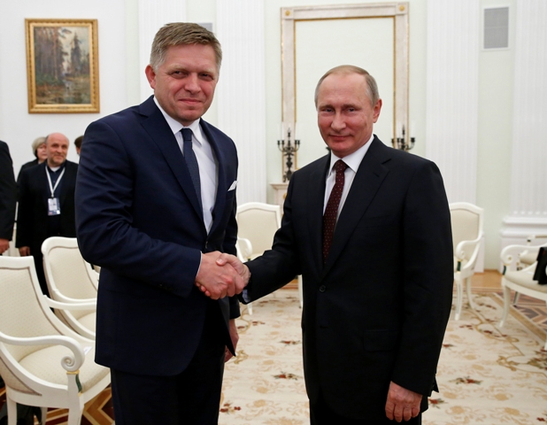 Na snímke vľavo slovenský premiér Robert Fico a ruský prezident Vladimir Putin