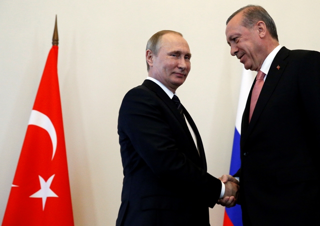Na snímke ruský prezident Vladimir Putin (vľavo) a turecký prezident Recep Tayyip Erdogan