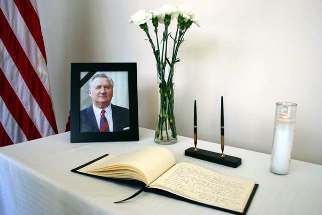 Na snímke kondolenčná kniha a fotografia Michal Kováča na Veľvyslanectve Slovenskej republiky vo Washingtone