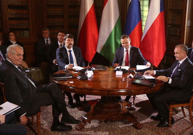 Prezidenti krajín V4 - zľava - Miloš Zeman (Česká republika), János Áder (Maďarsko), Andrzej Duda (Poľsko) a Andrej Kiska (Slovensko) - počas stretnutia na poľskom zámku Laňcut