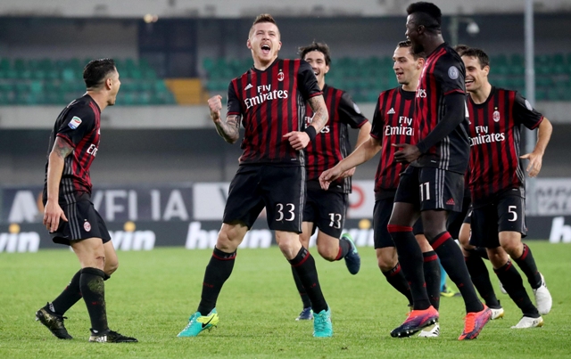 Juraj Kucka (druhý vľavo) z AC Milána sa raduje po góle proti Chievu Verona v 8. kole talianskej Serie A