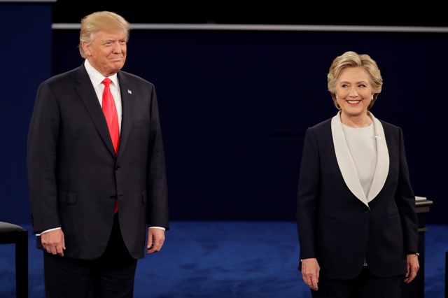 Republikánsky prezidentský kandidát Donald Trump a jeho demokratická rivalka Hillary Clintonová stoja vedľa seba počas druhého televízneho duelu na pôde Washingtonovej univerzity v St. Louis v štáte Missouri