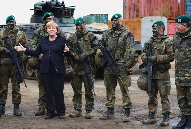 Ilustračné foto:Nemecká kancelárka Angela Merkelová pózuje s vojakmi 