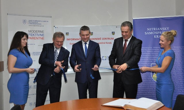 Na snímke: Prvé informačné centrum pre fondy EÚ otvoril podpredseda vlády Peter Pellegrini, podpredseda NSK Milan Belica a primátor Nitry Jozef Dvonč