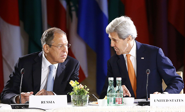 Ruský minister zahraničných vecí Sergej Lavrov (vľavo) a americký minister zahraničných vecí John Kerry (vpravo)