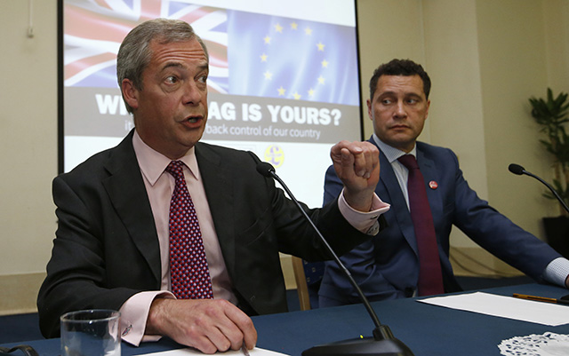 Na archívnej snímke z 22. júna 2016 britský poslanec Európskeho parlamentu (EP) zo Strany nezávislosti Spojeného kráľovstva (UKIP) Steven Woolfe (vpravo) a líder UKIP Nigel Farage