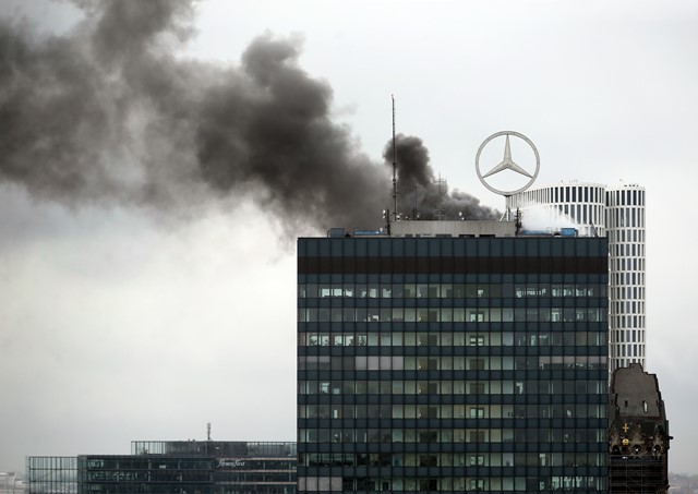 Na snímke dym stúpa zo strechy komplexu Europa Center,  ktorého súčasťou je aj nákupné centrum v Berlíne