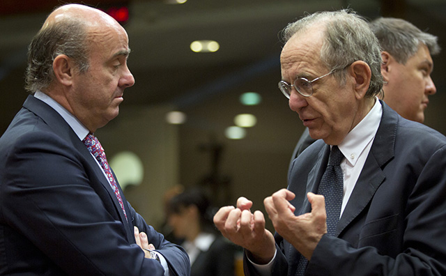 Španielsky minister financií Luis de Guindos (vľavo) sa rozpráva so svojím talianskym rezortným partnerom Pierom Carlom Padoanom počas zasadnutia ministrov