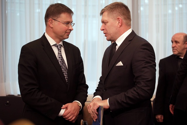 Podpredseda EK pre sociálny dialóg Valdis Dombrovski (vľavo) a premiér SR Robert Fico