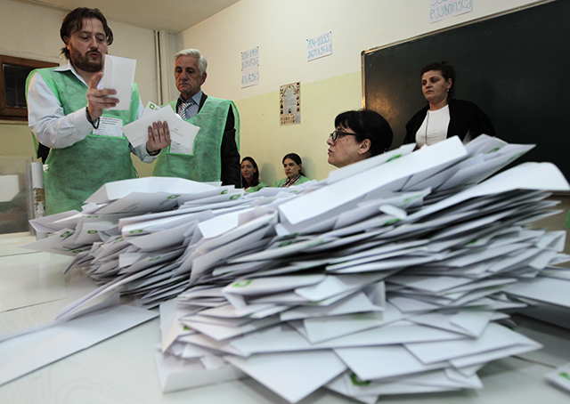Na snímke členovia volebnej komisie rátajú hlasy v jednej z volebných miestností v Tbilisi