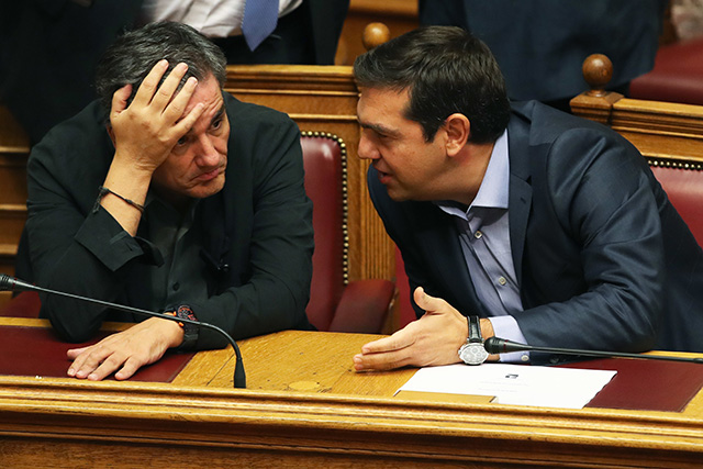 Na snímke vpravo grécky premiér Alexis Tsipras a vľavo grécky minister financií Euclid Tsakalotos
