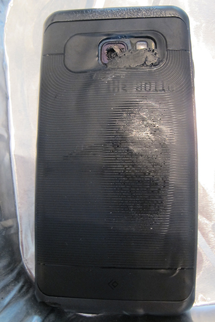 Na snímke poškodený smartfón Samsung Galaxy Note 7 po vznietení batérie. Foto: TASR/AP-Audrey McAvoy