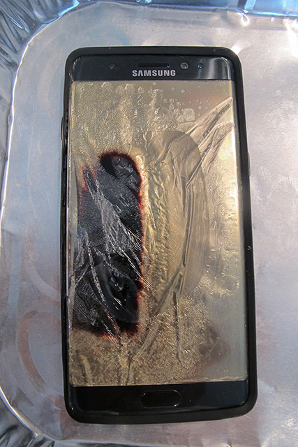Na snímke poškodený smartfón Samsung Galaxy Note 7 po vznietení batérie. Foto: TASR/AP-Audrey McAvoy