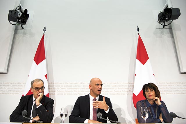 Zľava švajčiarsky minister obrany Guy Parmelin, švajčiarsky minister vnútra Alain Berset a ministerka životného prostredia, dopravy, a energetiky Doris Leuthardová