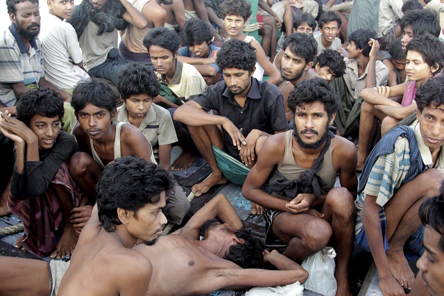 Na snímke migranti, ktorých zachránili indonézski rybári