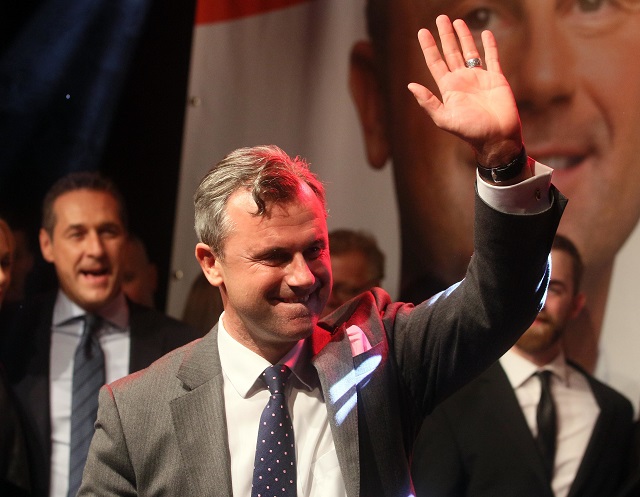 Na archívnej snímke z 22. mája 2016 prezidentský kandidát pravicovo populistickej Slobodnej strany Rakúska (FPÖ) Norbert Hofer