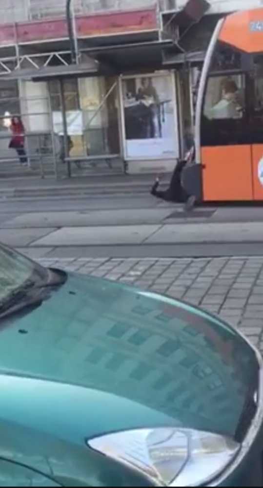 Migrant vo Viedni leží pred električkou a kope do nej nohou
