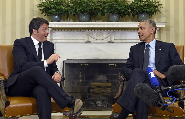 Na archívnej snímke saAmerický prezident Barack Obama (vpravo)  rozpráva s talianskym premiérom Matteom Renzim