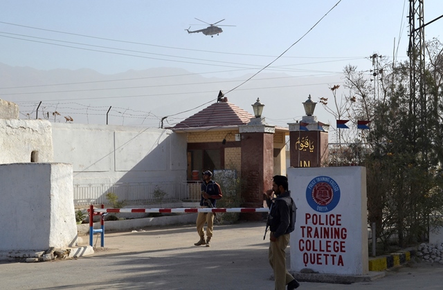 Pakistanskí policajti  hliadkujú pred výcvikovým centrom v pakistanskom meste Kvéta