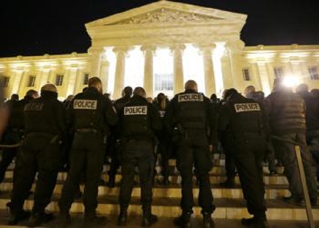 Na archívnej snímke demonštrujúci policajti  pred budovou súdu počas protestu v Marseille 20. októbra 2016