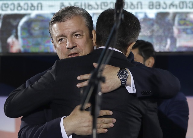 Líder vládnucej strany Gruzínsky sen (GD) a gruzínsky premiér Giorgi Kvirikašvili (vľavo) sa objíma s biznismenom Bidzinom Ivanišvilim na zhromaždení v Tbilisi 8. októbra 2016. Vládnuca strana Gruzínsky sen (GD) v sobotňajších parlamentných voľbách zvíťazila s vyše 20-percentným náskokom pred liberálnou opozíciou