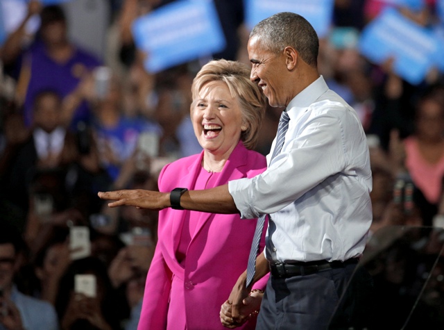 Na snímke americký prezident Barack Obama  (vpravo) a americká demokratická prezidentská kandidátka Hillary Clintonová