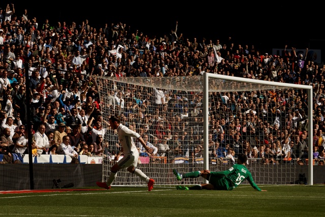 Na snímke waleský stredopoliar Realu Madrid Gareth Bale oslavuje svoj gól v zápase  11. kola španielskej futbalovej La Ligy Real Madrid - Leganes