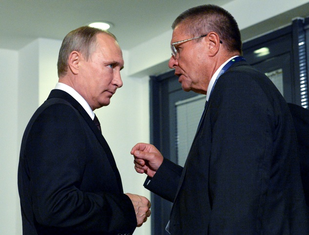 Na archívnej snímke z 10. októbra 2016 ruský prezident Vladimir Putin (vľavo) a ruský minister pre hospodársky rozvoj Alexej Uľukajev počas stretnutia v Istanbule
