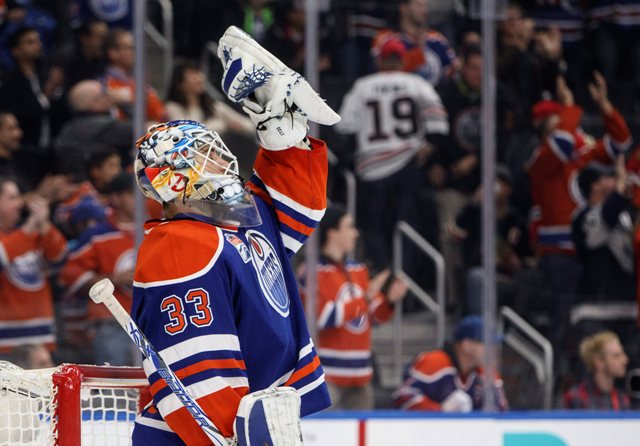 Brankár Edmontonu Oilers Cam Talbot sa teší z čistého konta a výhry 5:0 v zápase zámorskej hokejovej NHL proti Chicagu  Blackhawks