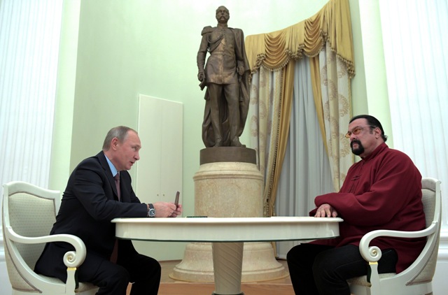 Ruský prezident Vladimir Putin (vľavo) a americký herec Steven Seagal počas rozhovoru v moskovskom Kremli 