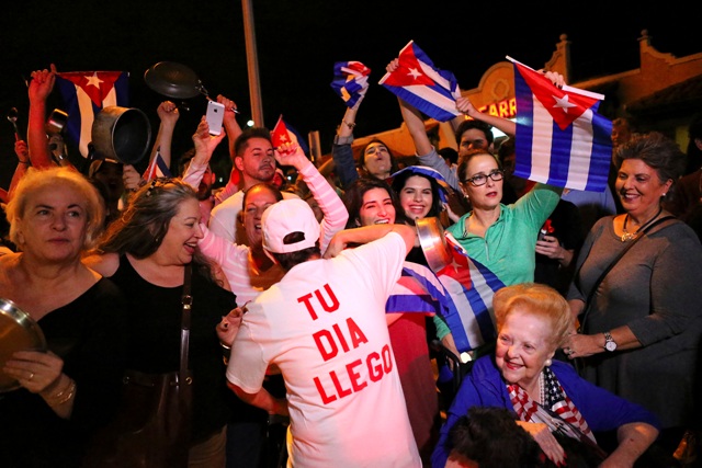 Kubánski občania oslavujú oznámenie úmrtia kubánskeho lídra Fidela Castra na ulici pred reštauráciou La Carreta v Miami 26. novembra 2016