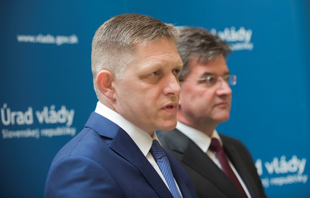 Na snímke vľavo premiér SR Robert Fico a vpravo minister zahraničných vecí a európskych vecí SR Miroslav Lajčák 