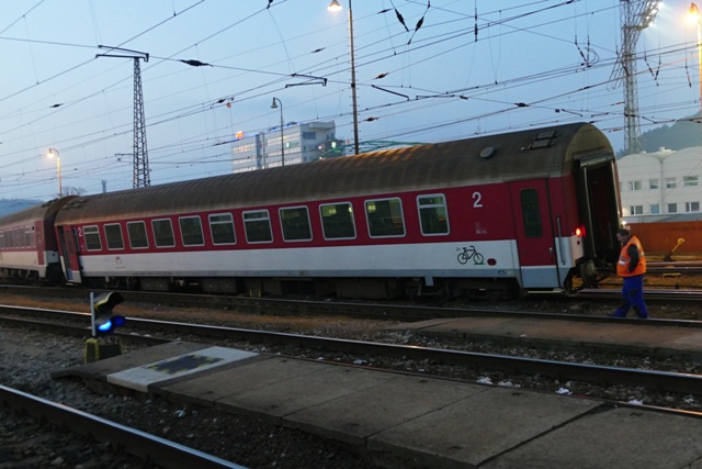 Na snímke vykoľajený osobný vlak na vlakovej železničnej stanici v Žiline dňa 26. novembra 2016