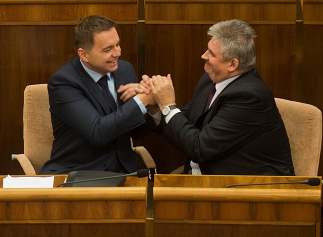 Na snímke zľava minister financií SR Peter Kažimír a minister práce, sociálnych vecí a rodiny SR Ján Richter (obaja Smer-SD) po schválení návrhu rozpočtu na roky 2017 až 2019 na 11. schôdzi Národnej rady SR v Bratislave