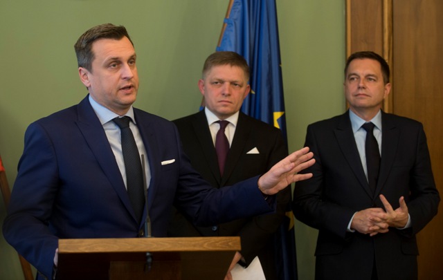 Na snímke zľava predseda parlamentu SR Andrej Danko (SNS), premiér SR Robert Fico a minister financií SR Peter Kažimír (obaja Smer-SD) počas tlačovej konferencie po schválení návrhu rozpočtu na roky 2017 až 2019 na 11. schôdzi Národnej rady SR v Bratislave
