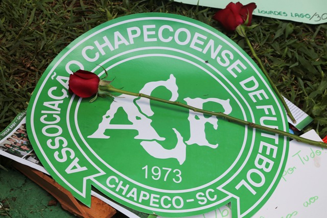 Na snímke červená ruža je položená na loge brazílskeho futbalového klubu Chapecoense v areáli štadióna v brazílskom Chapecu 