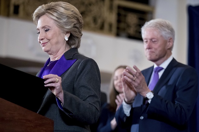 Na snímke Hillary Clintonová a Bil Clinton