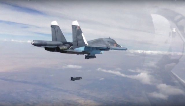 Na snímke zverejnenej ruským ministerstvom obrany piloti stíhacieho bombardéra Su-34 zhadzujú bomby na ciele v Sýrii