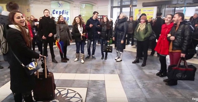 Na snímke z zoutube spev na stanici Zaporozje