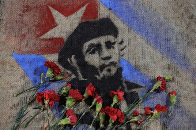 V súvislosti s úmrtím vodcu kubánskej revolúcie Fidela Castra vyhlásili v Severnej Kórei trojdňový štátny smútok
