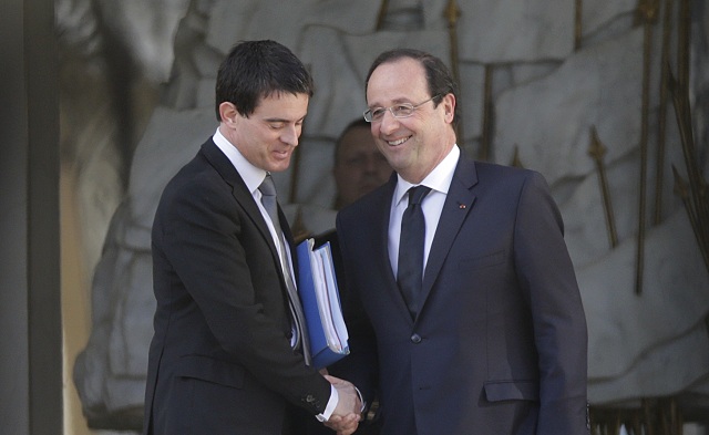Na archívnej snímke francúzsky premiér Manuel Valls (vľavo) francúzsky prezident Francois  Hollande po ich stretnutí v Elyzejskom paláci v Paríži 