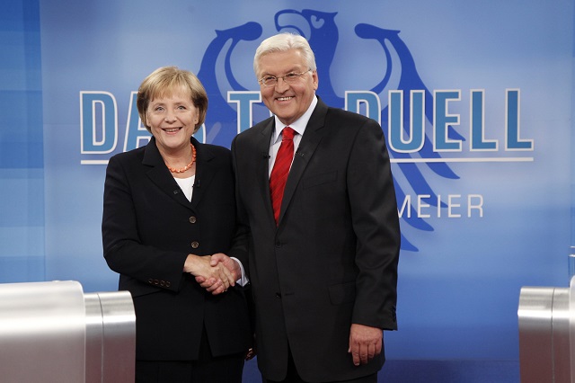 Na archívnej snímke nemecká kancelárka Angela Merkelová (vľavo) si podáva ruku s vicekancelárom Frankom-Walterom Steinmeierom