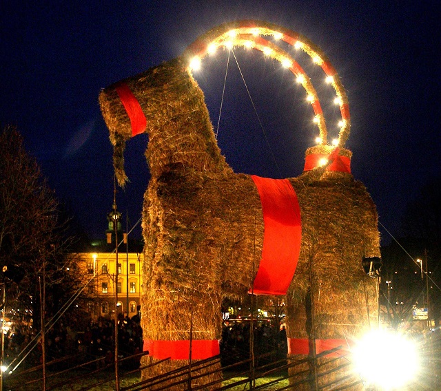 Vo Švédsku ani 50. výročie neušetrilo gävleskú vianočnú kozu jej obvyklého osudu